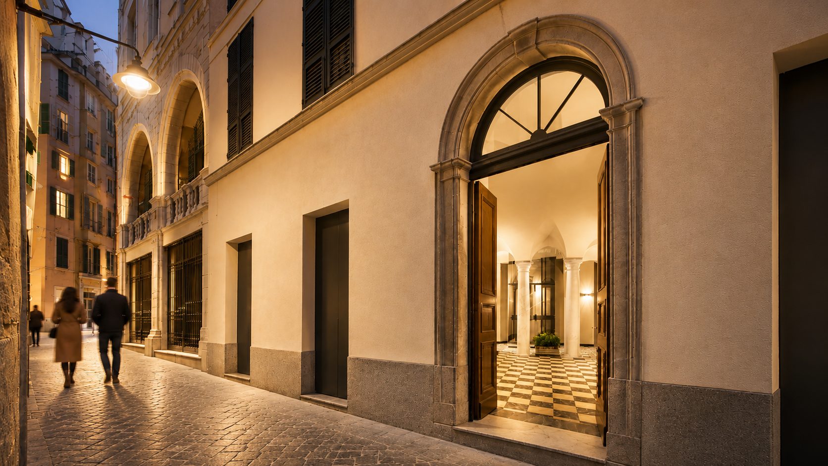 Il portale di Palazzo Giustiniani 19 nel centro storico di Genova, al tramonto